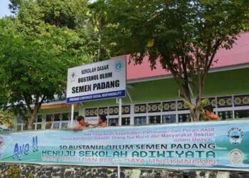 SD Bustanul Ulum, sekolah gratis bagi anak-anak kurang mampu yang dibiayai melalui CSR PT Semen Padang . Pada tahun 2021, PT Semen Padang mengalokasikan dana CSR melalui Yayasan Igasar PT Semen Padang untuk biaya operasional sekolah ini sebesar Rp850 juta. Salah satu Bukti kepedulian PT Semen Padang terhadap Kecamatan Pauh dan sekitarnya.