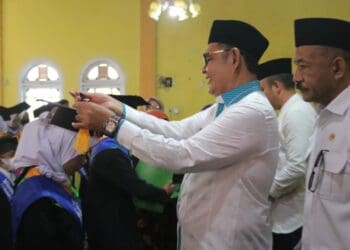 Wajah bahagia, Bupati Solok Epyardi Asda saat mewisuda santri Tahfiz Dari Hati di Kecamatan X Koto Singkarak.(Ist)