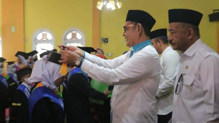 Wajah bahagia, Bupati Solok Epyardi Asda saat mewisuda santri Tahfiz Dari Hati di Kecamatan X Koto Singkarak.(Ist)