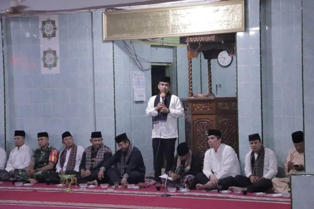 wakil Wali Kota Solok, Ramadhani Kirana Putra membuka panggung pidato adat di Masjid Nurul Yaqin, Kelurahan Kampung Jawa.(Prokomp)