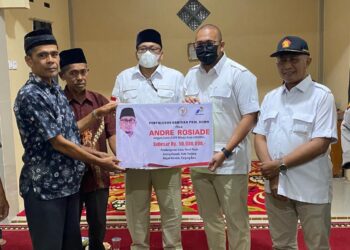 Anggota DPR RI Andre Rosiade menyerahkan bantuan untuk Mushalla Nurul Yakin, Jorong Kapuak Koto Panjang, Nagari Barulak, Kecamatan Tanjung Baru, Kabupaten Tanahdatar.