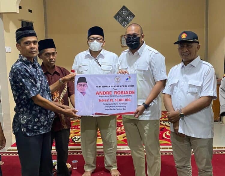 Anggota DPR RI Andre Rosiade menyerahkan bantuan untuk Mushalla Nurul Yakin, Jorong Kapuak Koto Panjang, Nagari Barulak, Kecamatan Tanjung Baru, Kabupaten Tanahdatar.