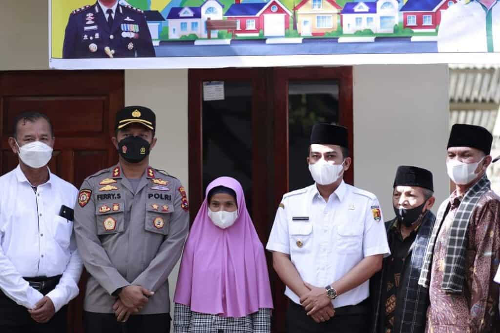 Kapolres Solok Kota, AKBP Ferry Suwandi dan Wawako Solok, Ramadhani Kirana Putra menyerahkan rumah bantuan kepada Fitri, warga penerima program bedah rumah.(Prokomp)