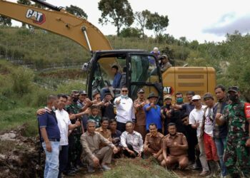 Bupati Solok, H. Epyardi Asda dan jajaran saat meninjau pemanfaatn ekskavator di Nagari Alahan Panjang.(Ist)