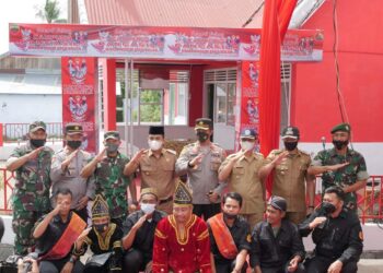 Wakil Wali Kota Solok, Ramadhani Kirana Putra Bersama Dandim dan Kapolres saat pencanangan Kampung Pancasila di Gurun Bagan, Kelurahan VI Suku.(Prokomp)