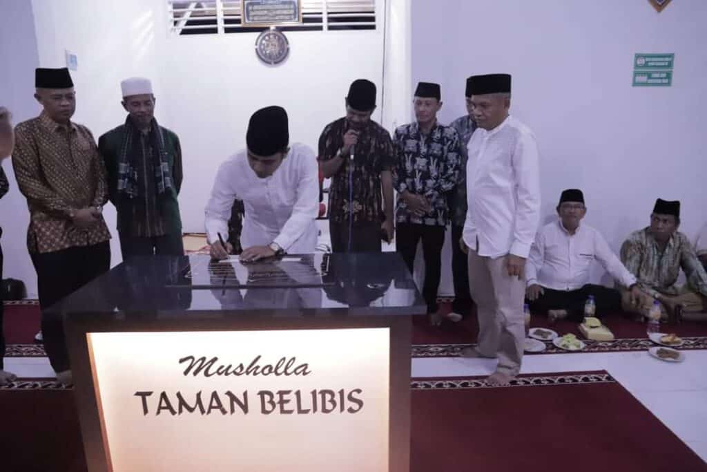 Wakil Wali Kota Solok, Ramadhani Kirana Putra menandatangani prasasti musala Taman Belibis Kota Solok.(Prokomp)