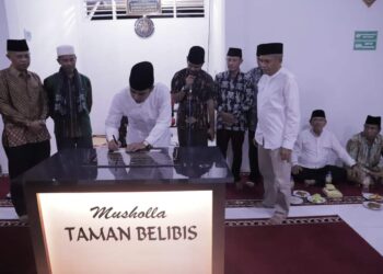 Wakil Wali Kota Solok, Ramadhani Kirana Putra menandatangani prasasti musala Taman Belibis Kota Solok.(Prokomp)