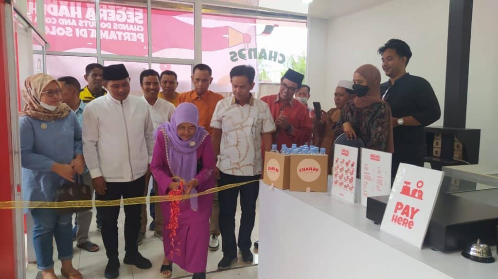 Persemian Chands Donuts,Coffe and Bakery di komplek NC Plaza Kota Solok.(Klikpositif)