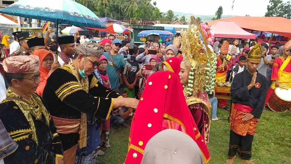 Meriah, Bupati Solok, H. Epyardi Asda Dt. Sutan Majo Lelo dan rombongan saat disambut seni tradisi dalam Festival Kesenian Manyonsong Alek Gadang Tigo di Nagari Muaro Paneh.(Klikpositif)