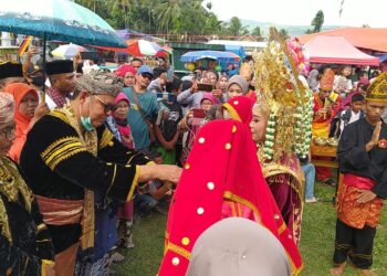 Meriah, Bupati Solok, H. Epyardi Asda Dt. Sutan Majo Lelo dan rombongan saat disambut seni tradisi dalam Festival Kesenian Manyonsong Alek Gadang Tigo di Nagari Muaro Paneh.(Klikpositif)