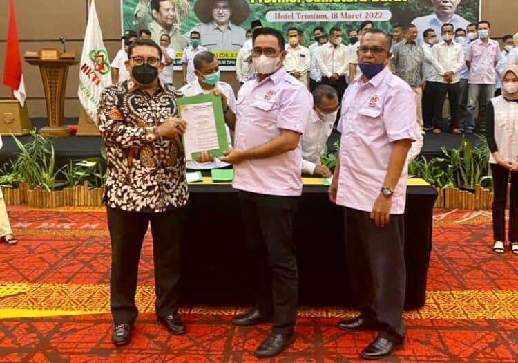 Ketua DPN HKTI Fadli Zon menyerahkan SK DPC HKTI Kota Padang kepada Dafrawira De Hansen didampingi Sekretaris Zulkifli Nurdin.