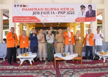 Staf Ahli Bidang Pembangunan Kota Padang, Alfiadi (lima dari kanan) bersama Wakil Direktur I PNP Revalin Herdianto (empat dari kanan) dan Kepala Bidang Penempatan dan Produktifitas Tenaga Kerja Disnakerin Kota Padang, Widia Apriyanti (tiga dari kanan) dan sejumlah pihak lainnya foto bersama usai pembukaan Job Fair yang digelar di halaman kampus PNP, Selasa (22/3/2022)