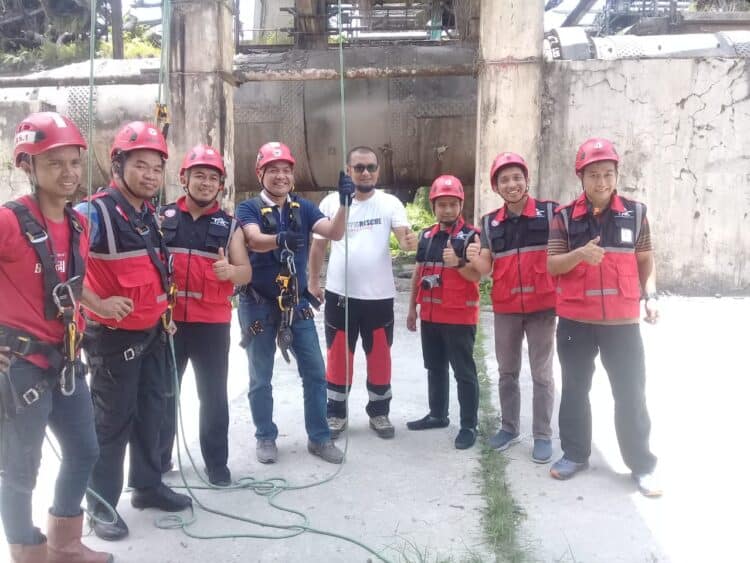 GM Komunikasi & Legal PT Semen Tonasa, Said Khalik (tiga dari kiri) dan Wakil Koordinator Lapangan TRC  Semen Padang, Marsudi (tengah) foto bersama  dengan TRC Semen Padang usai latihan penyelamatan di ketinggian 9vertikal rescue) di Pabrik Indarung I PT semen Padang, Rabu (23/3/2022)