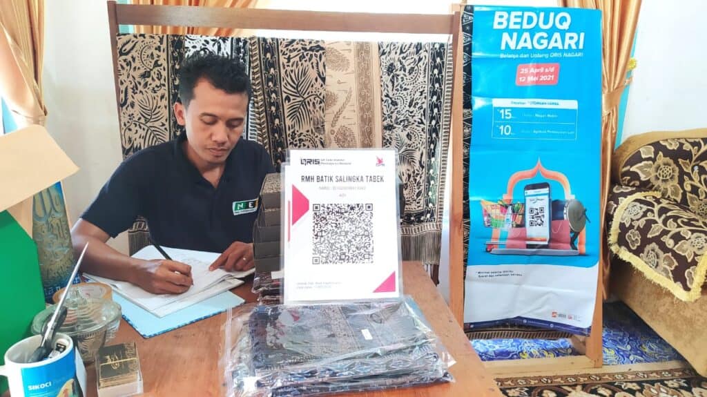 Layanan QRIS Bank Nagari di Outlet Batik Tulis Salingka Tabek, Kabupaten Solok.(Klikpositif)