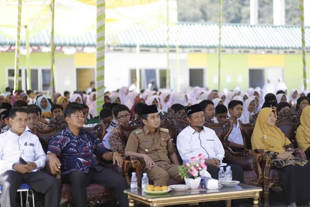 Wakil Wali Kota Solok, Ramadhani Kirana Putra saat menyaksikan rangkaian wisuda tahfiz di Ponpes Al-Mumtaz, Kota Solok.(Prokomp)