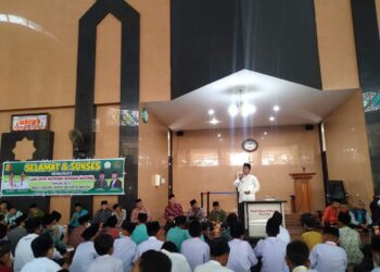 Wakil Wali Kota Solok, Ramdhani Kirana Putra memberikan motivasi pada santri MDTA untuk menjadi penghafal Al-Qur'an.(Prokomp)