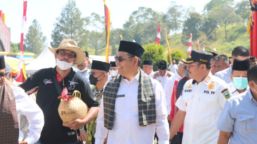 Bupati Solok, H. Epyardi Asda saat meninjau pelaksanaan Kabupaten Solok Marandang dan Lomba Ayam Kukuak Balenggek di THKW Arosuka.(Ist)