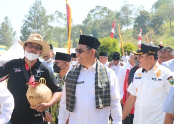 Bupati Solok, H. Epyardi Asda saat meninjau pelaksanaan Kabupaten Solok Marandang dan Lomba Ayam Kukuak Balenggek di THKW Arosuka.(Ist)