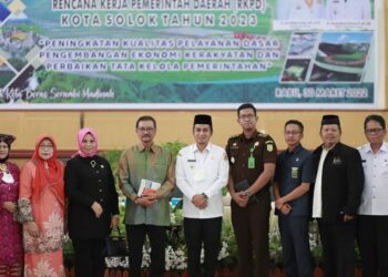 Wakil Wali Kota Solok, Ramadhani Kirana Putra bersama mantan Mendagri, Gamawan Fauzi saat pembukaan Musrenbang RKPD 2023.(Pokomp)