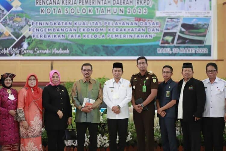 Wakil Wali Kota Solok, Ramadhani Kirana Putra bersama mantan Mendagri, Gamawan Fauzi saat pembukaan Musrenbang RKPD 2023.(Pokomp)