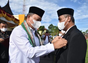 Di momen Hari Amal Bhakti (HAB) ke-76, sebanyak 44 Aparatur Sipil Negara (ASN) Kantor Kementerian Agama Kabupaten Agam, dianugerahi Satyalancana Karya Satya.