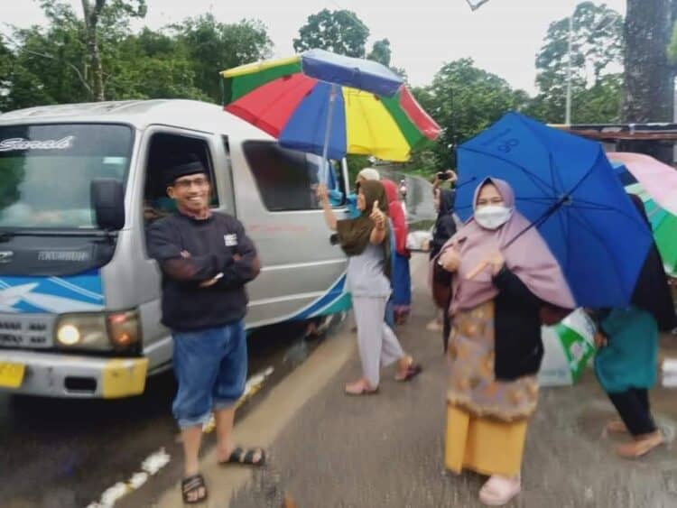 Warga RT 06 Silaing Atas Padang Panjang Bagi-Bagi Takjil untuk Musafir