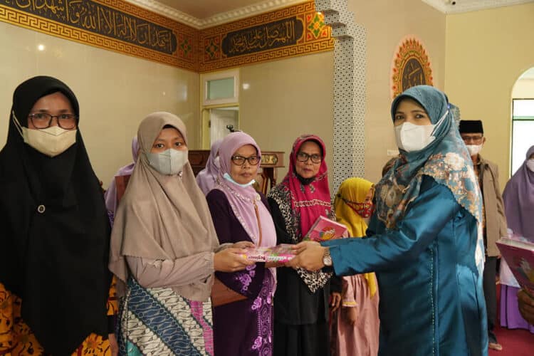 Peringati Nuzul Qur'an, Salimah Santuni Anak Yatim dan Wakafkan Qur'an