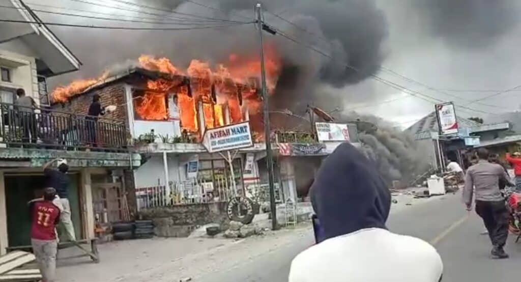 Pakai ember, warga berupaya memadamkan api yang membakar ruko dan bengkel sepeda motor di Simpang Tanjuang Nan Ampek Solok.(Ist)