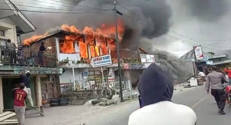 Pakai ember, warga berupaya memadamkan api yang membakar ruko dan bengkel sepeda motor di Simpang Tanjuang Nan Ampek Solok.(Ist)