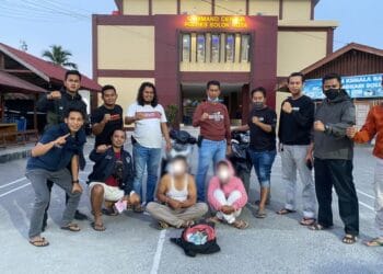 Kedua pelaku curas beserta barang bukti diamankan polisi ke Mapolres Solok Kota.(Ist)