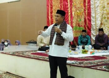 Bupati Solok, H. Epyardi Asda saat mengutarakan keresahannya terhadap kebijkan moratorium izin baru PAUD Al-Quran dan Rumah Tahfiz Al-Quran oleh kemenag di harapan OPD dan perangkat nagari se-Kabupaten Solok.(Ist)