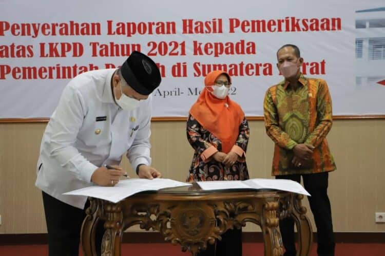 Disaksikan Wakil Ketua DPRD, Efriyon Coneng, Wako Solok H. Zul Elfian menandatangani serah terima LHP Kota Solok tahun 2021 dari BPK Perwakilan Sumbar dengan hasil opinit WTP (Prokomp)