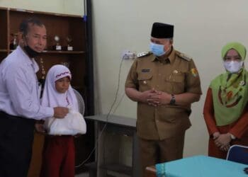 Penyaluran bantuan paket lebaran bagi kader PKK dan warga kurang mampu di Kota Solok.(Prokomp)