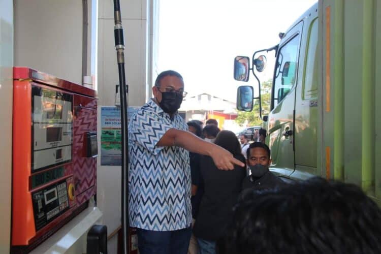 Anggota DPR RI Andre Rosiade melakukan pengecekan salah satu SPBU di Kota Padang