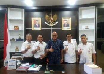 Ratusan Orang Jalani Vaksinasi Booster di DPRD Sumbar