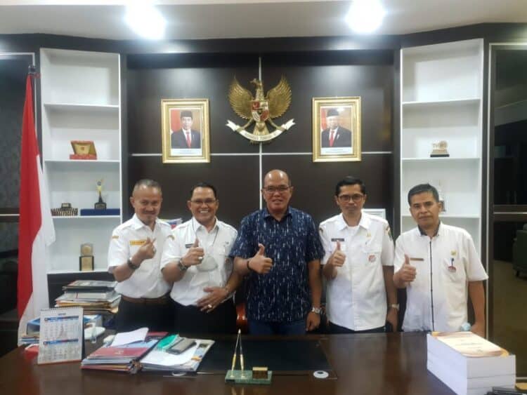 Ratusan Orang Jalani Vaksinasi Booster di DPRD Sumbar