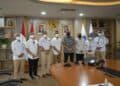 Andre Rosiade foto bersama dengan 7 anggota Komite BPH Migas di Kantor PH Migas, Jakarta, Jumat, (4/4/2022).