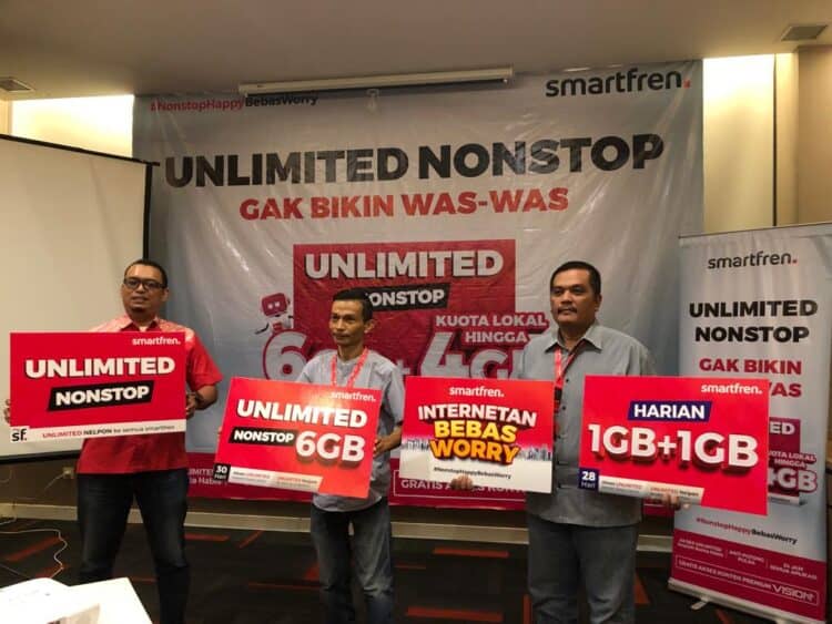 Jefrie, Regional Manager Brand Activision, A Fakhrurrozi, Area Sales Manager Sumbar Smartfren dan Ayub Haryono Spv Brand Activision (dari kiri ke kanan)