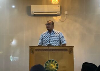 Anggota DPR RI Andre Rosiade diberi kesempatan memberikan sambutan usai shalat jumat di Masjid Nurul Yaqin Muhammadiyah Bungus Teluk Kabung (Bungtekab)