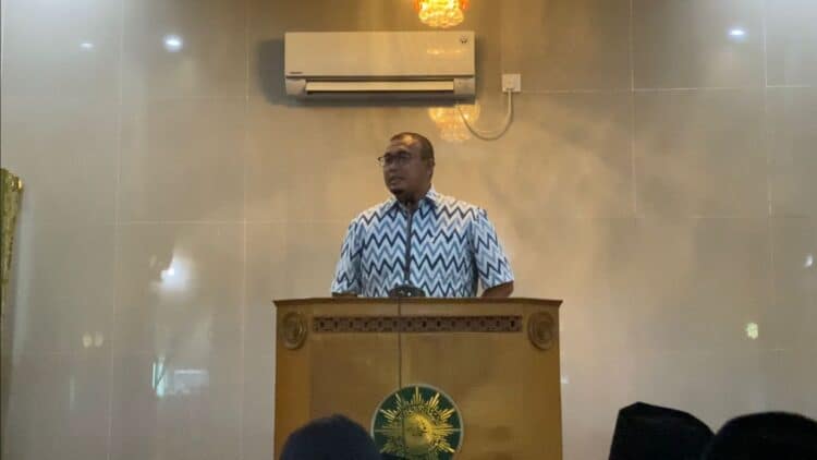 Anggota DPR RI Andre Rosiade diberi kesempatan memberikan sambutan usai shalat jumat di Masjid Nurul Yaqin Muhammadiyah Bungus Teluk Kabung (Bungtekab)