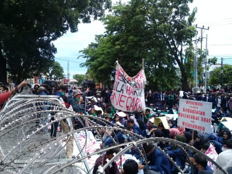 Unjuk rasa mahasiswa di depan DPR Sumbar, Senin (!1/4)