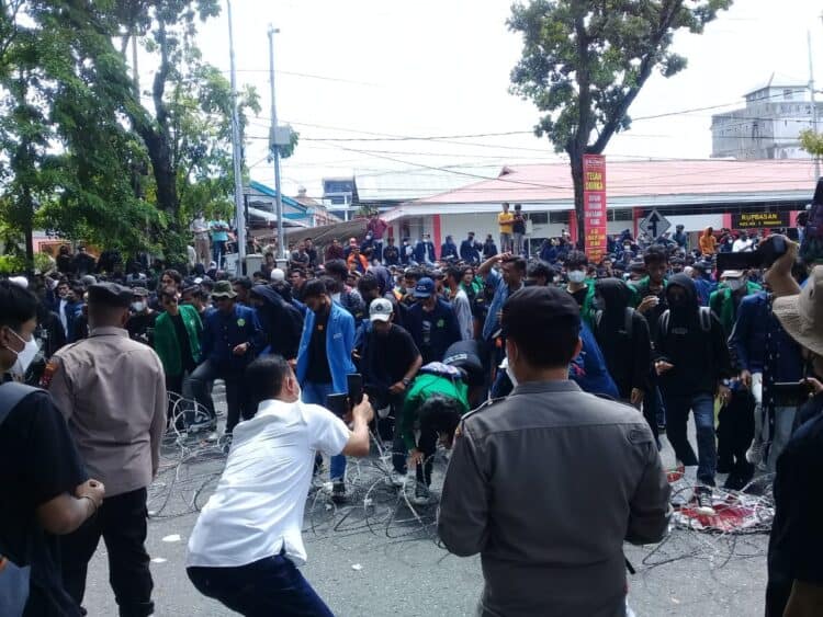 Aksi mahasiswa menarik kawat berduri di depan DPRD Sumbar