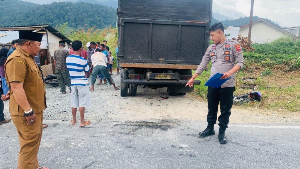 Petugas kepolisian Polres Solok melakukan olah TKP di lokasi kecelakaan.(Ist)