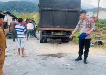 Petugas kepolisian Polres Solok melakukan olah TKP di lokasi kecelakaan.(Ist)