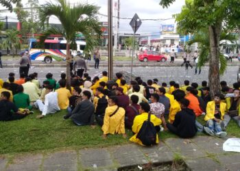 Pihak kepolisian mengimpulkan mahasiswa usai aksi di DPR Sumbar