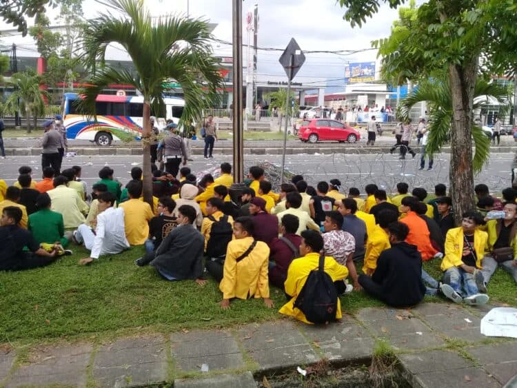 Pihak kepolisian mengimpulkan mahasiswa usai aksi di DPR Sumbar