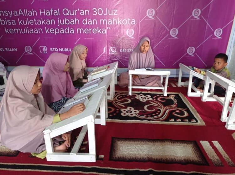 Para anak-anak korban gempa kembali bisa mengikuti pelajaran tahfiz atau menghafal Al Quran di Rumah Tahfiz Nurul Falah, Kajai, Pasbar usai direhab oleh Partai Gerindra.