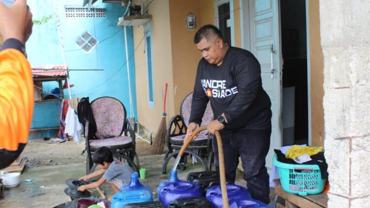 Verry Mulyadi tengah menyalurkan bantuam air untuk warga Batu Gadang