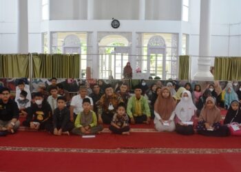 Wabup Tanah Datar Richi foto bersama dengan penerima bantuan dari jamaah Masjid Nurul Amin Pagaruyung