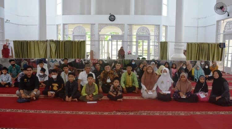 Wabup Tanah Datar Richi foto bersama dengan penerima bantuan dari jamaah Masjid Nurul Amin Pagaruyung